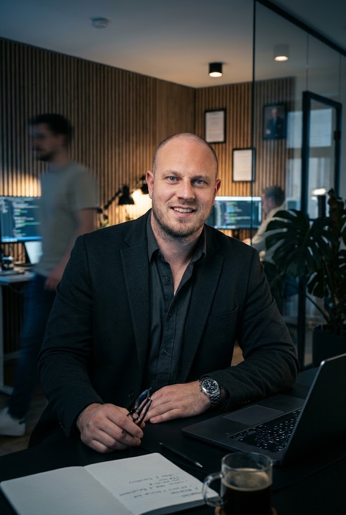 Marvin Asmuß, Gründer von Maperso, am Arbeitsplatz im Berliner Büro